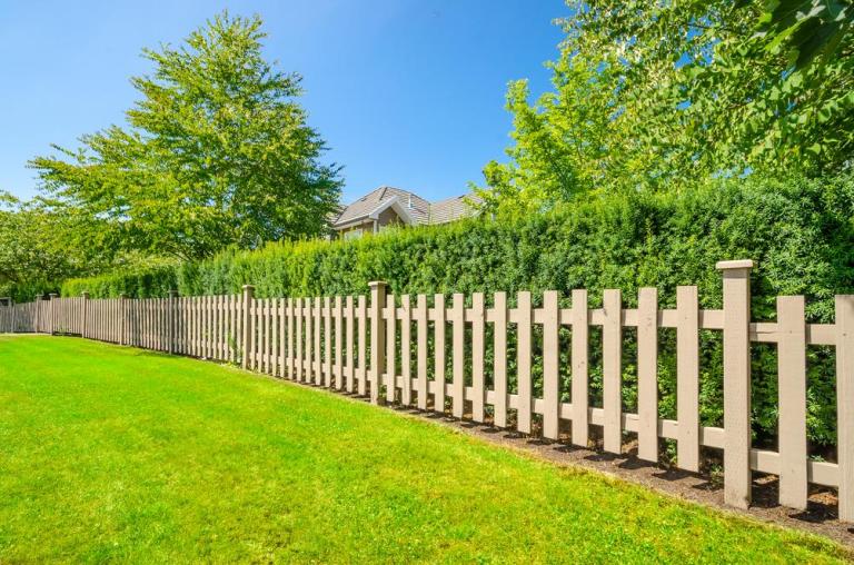 Une clôture ou un muret complète l'aménagement extérieur à Guebwiller.
